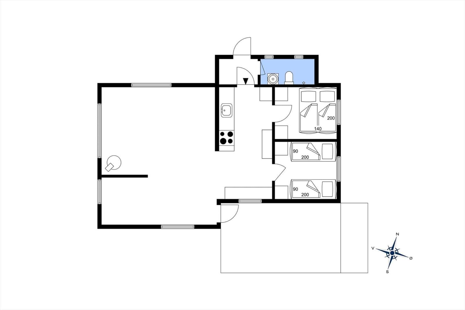 Rotes Ferienhaus mit weißem Balkon und Gartenliegen. Grünfläche und Bäume im Hintergrund.