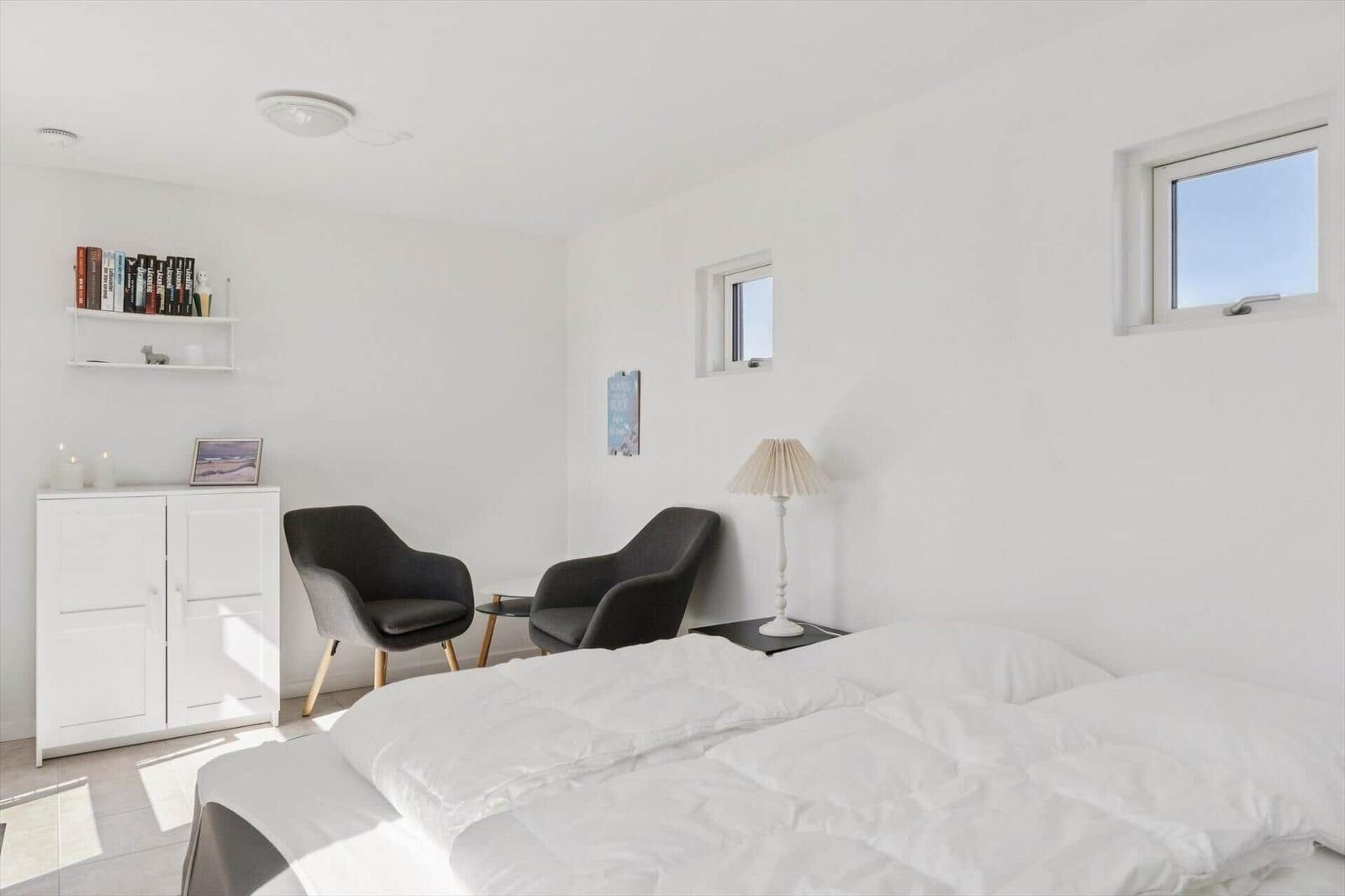 Apartment with kitchen, bathroom, and two bedrooms. One room with 2x90 cm beds, the other with 140 cm bed.