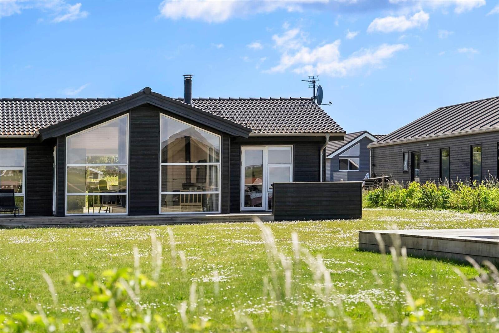 Terrasse mit Gartenmöbeln und Blick auf Felder und Bäume