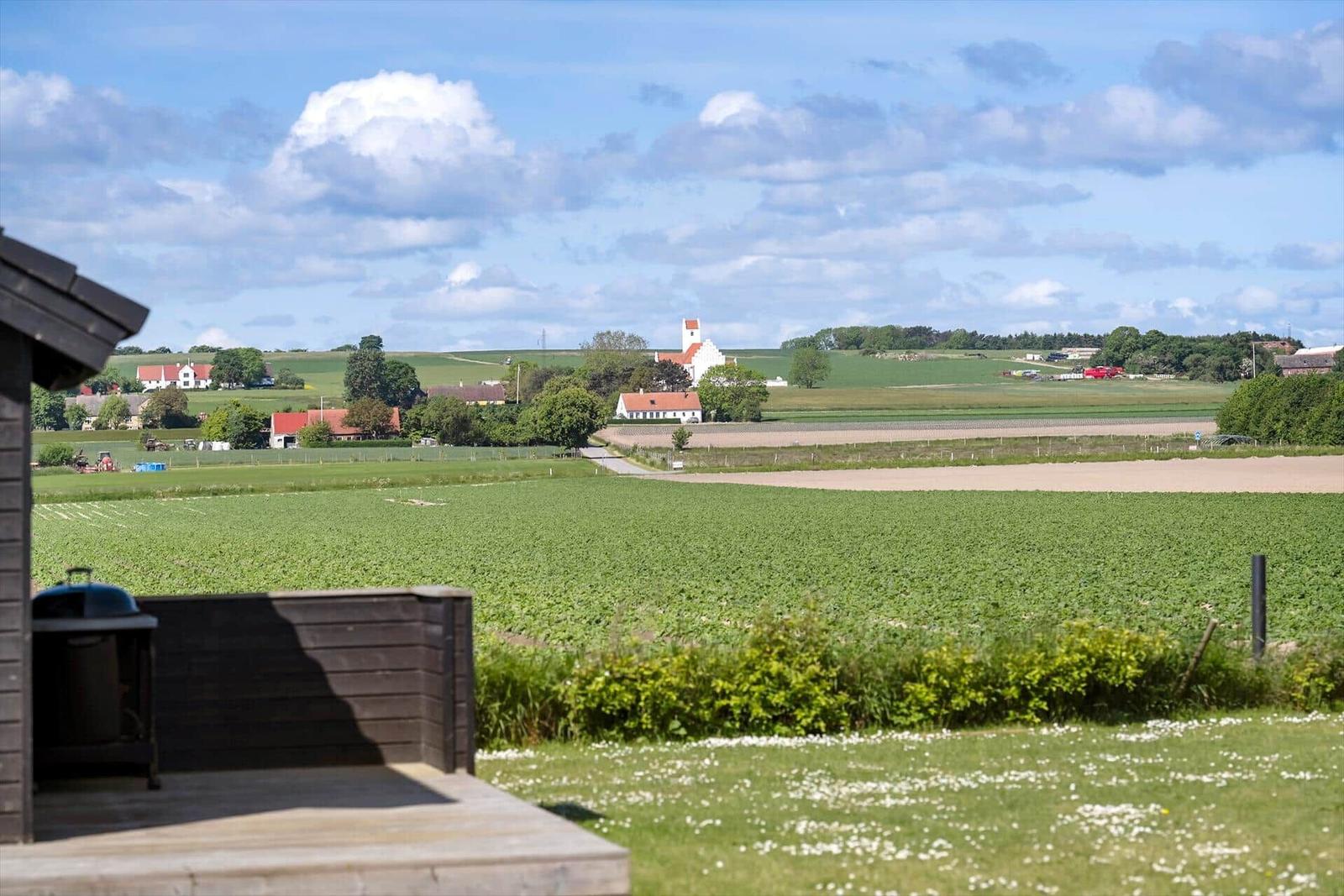 Hafen mit mehreren Segelyachten und Booten im Wasser.