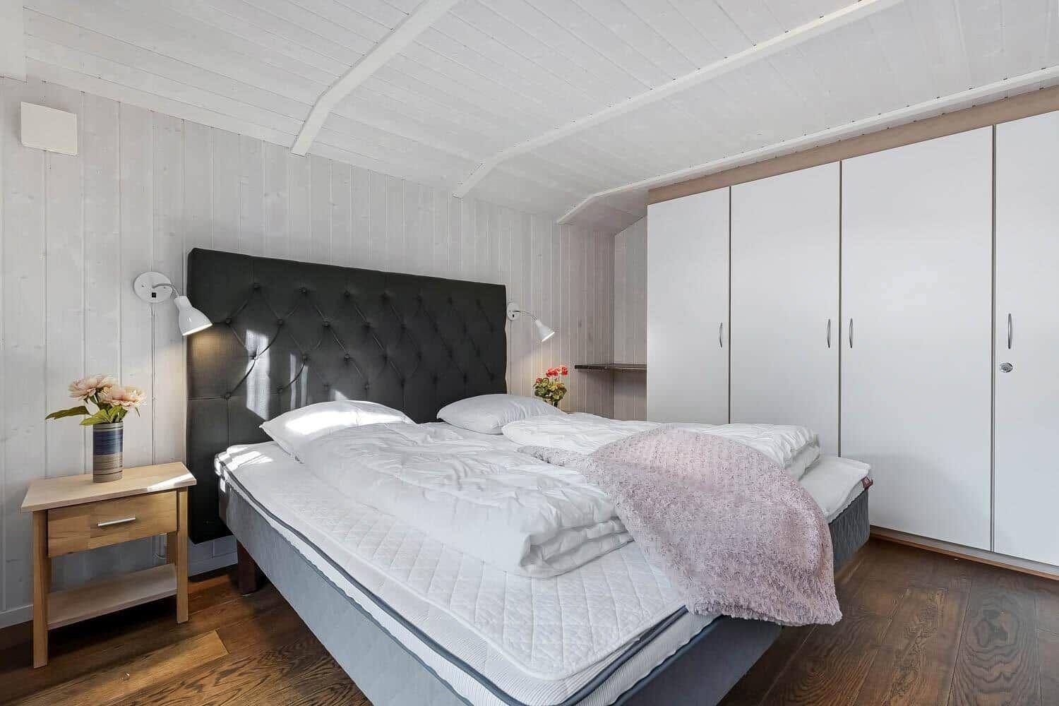 Dieses Apartment hat zwei Schlafzimmer, eine Küche und ein Bad.
