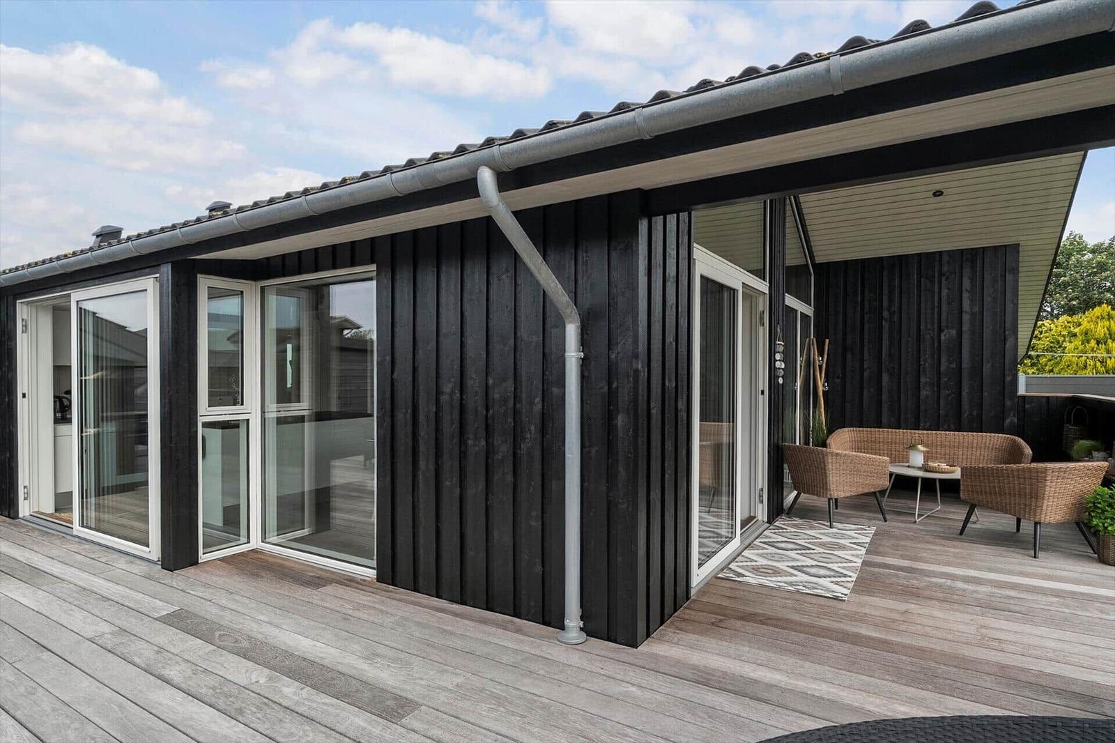 Wohnung mit drei Schlafzimmern, Küche und überdachter Terrasse.