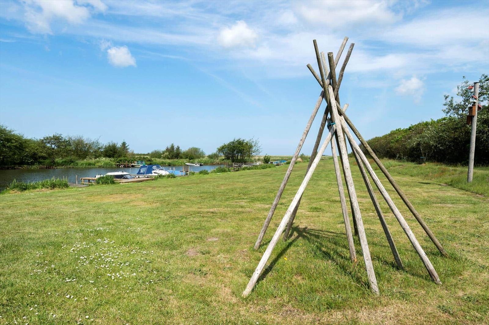 Holzsteg mit Segelyachten im Hafen unter blauem Himmel