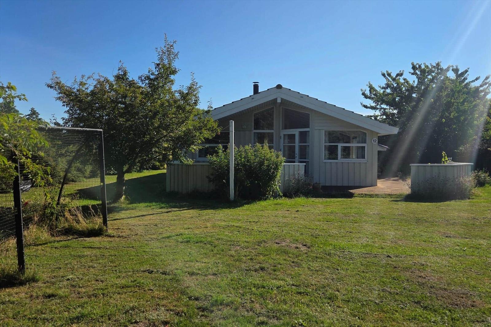 Wohnung mit Sauna, überdachter Terrasse und zwei Schlafzimmern.