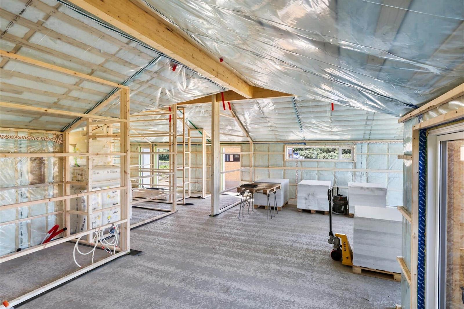 Architekturzeichnungen der vier Außenwände eines Gebäudes mit Fenstern und Türen.