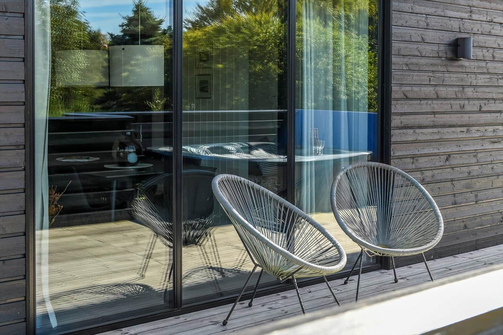 Wohnung mit vier Schlafzimmern, Küche und überdachter Terrasse.