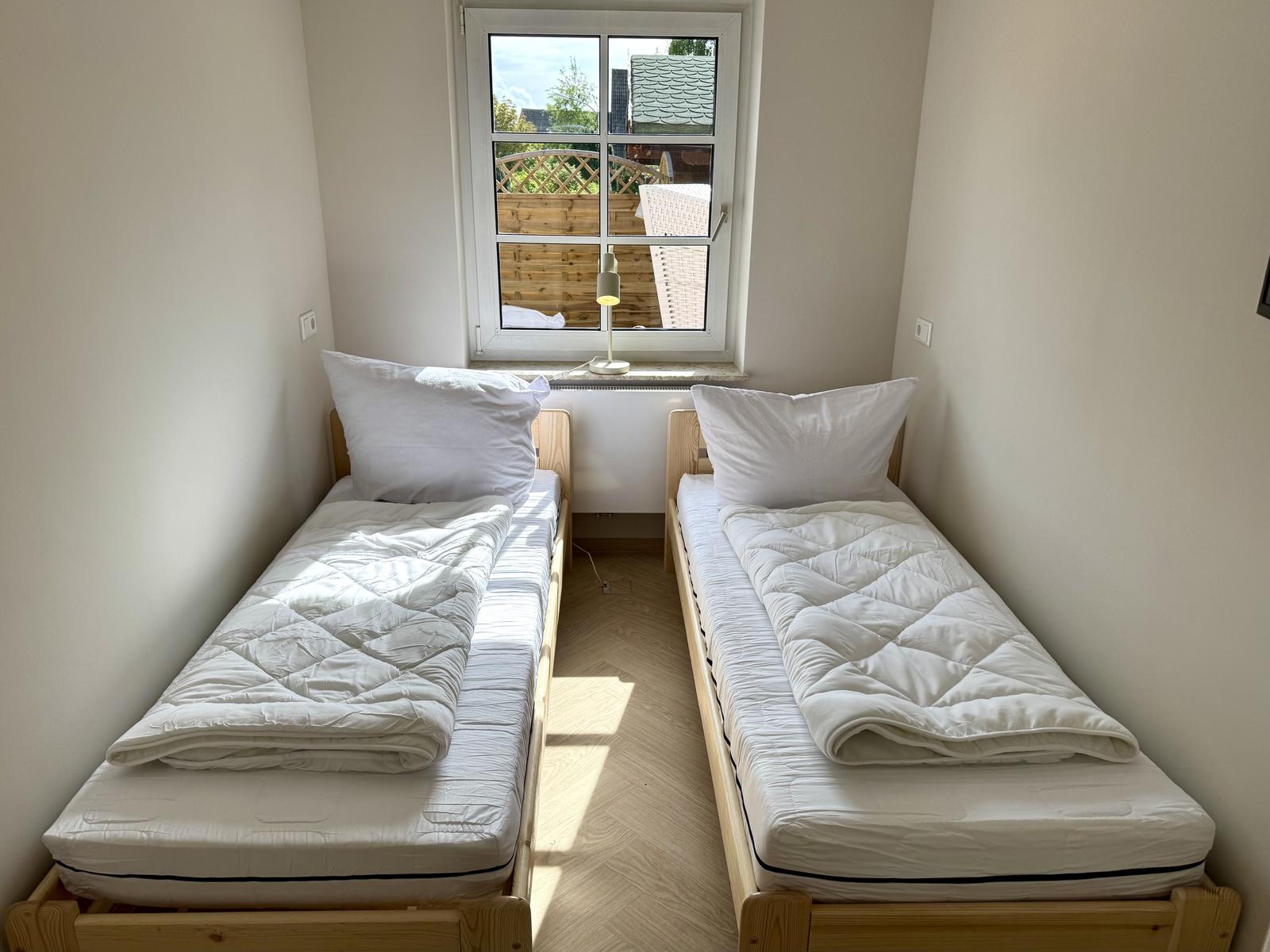 Schlafzimmer mit zwei Einzelbetten (je 80 x 200 cm)