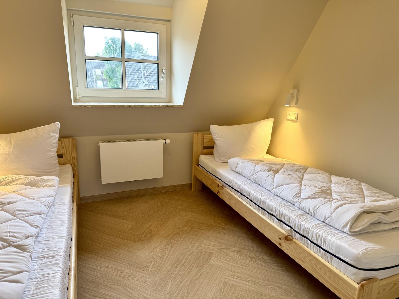 Schlafzimmer mit zwei Einzelbetten (je 80 x 200 cm)