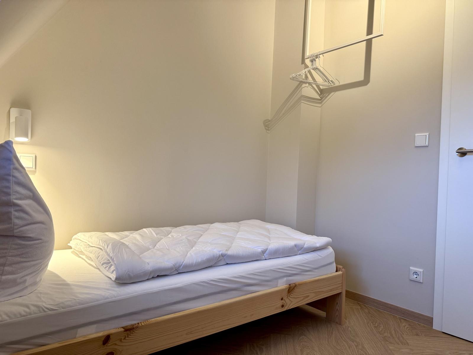 Schlafzimmer mit zwei Einzelbetten (je 80 x 200 cm)