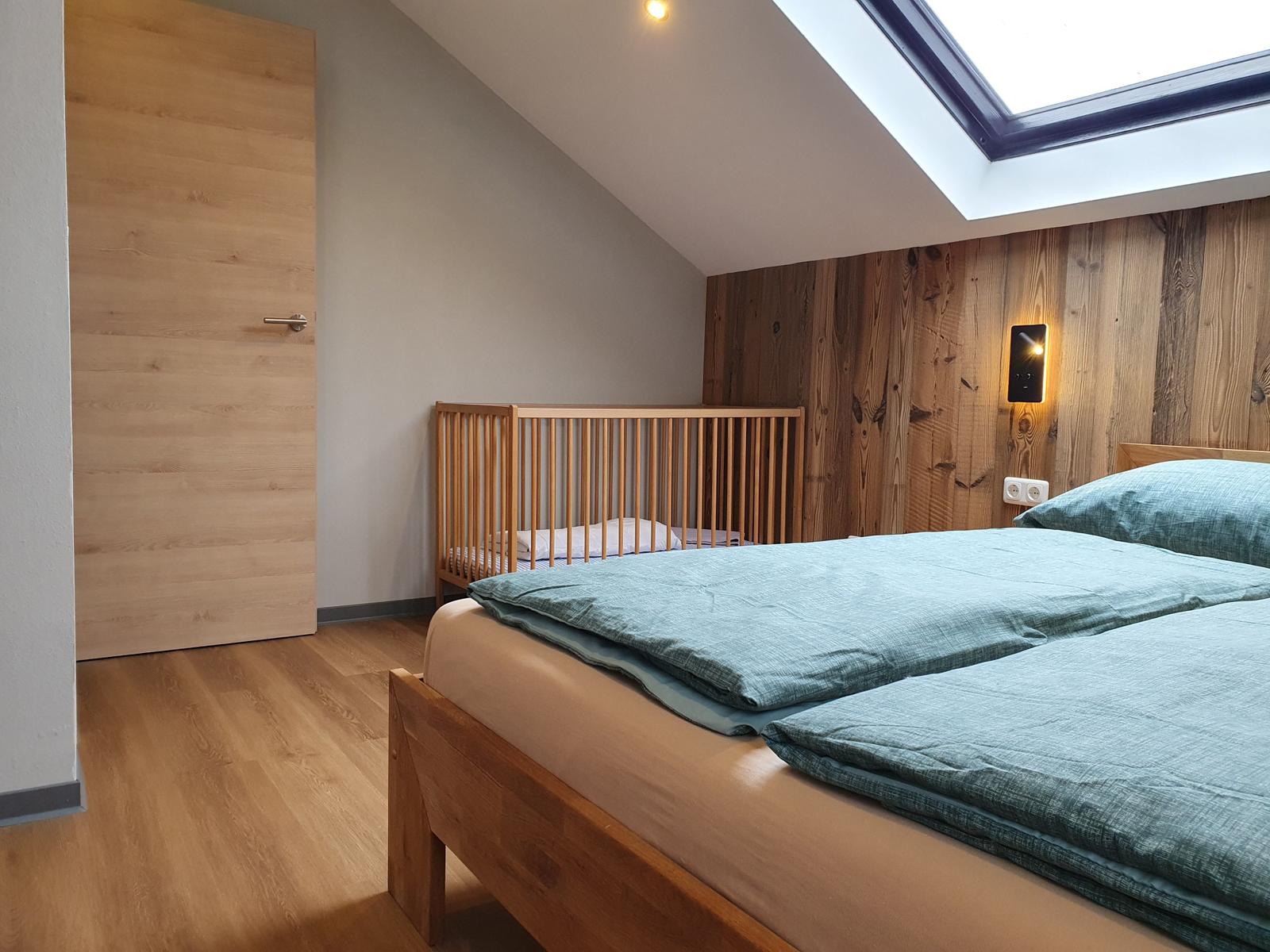 Schlafraum ( 1 ) mit Doppelbett und Kinderbettchen