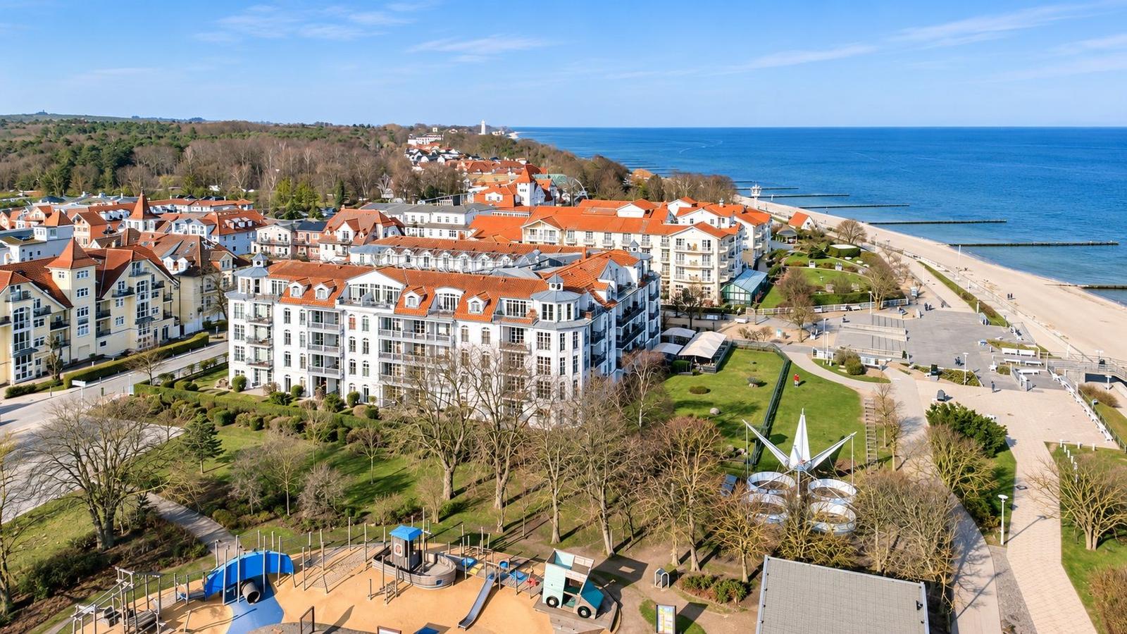 Strandnahe Wohnanlage mit Spielplatz und Blick aufs Meer.