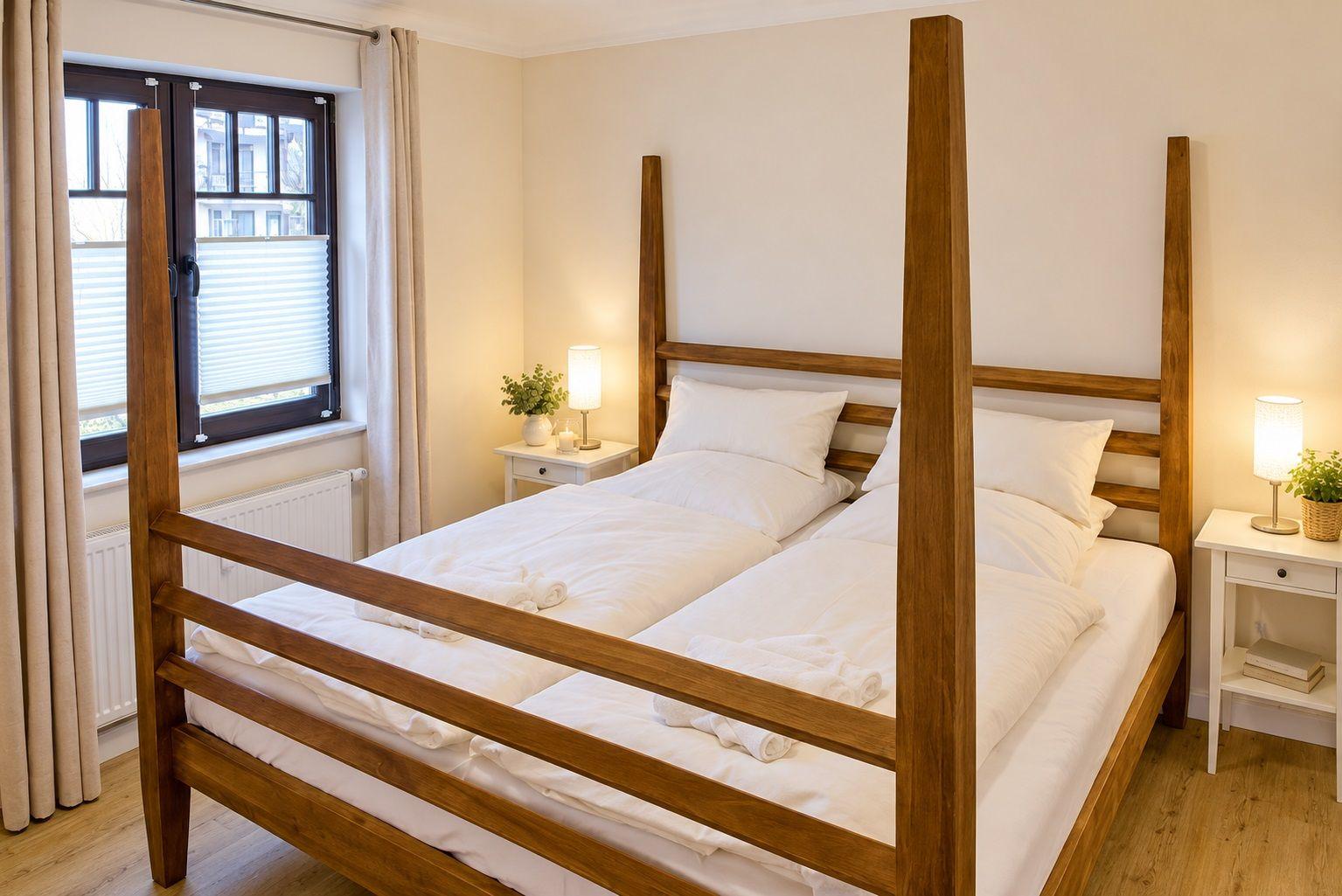 Schlafzimmer mit Holzbett, zwei Nachttischen und Fenster mit Jalousie.