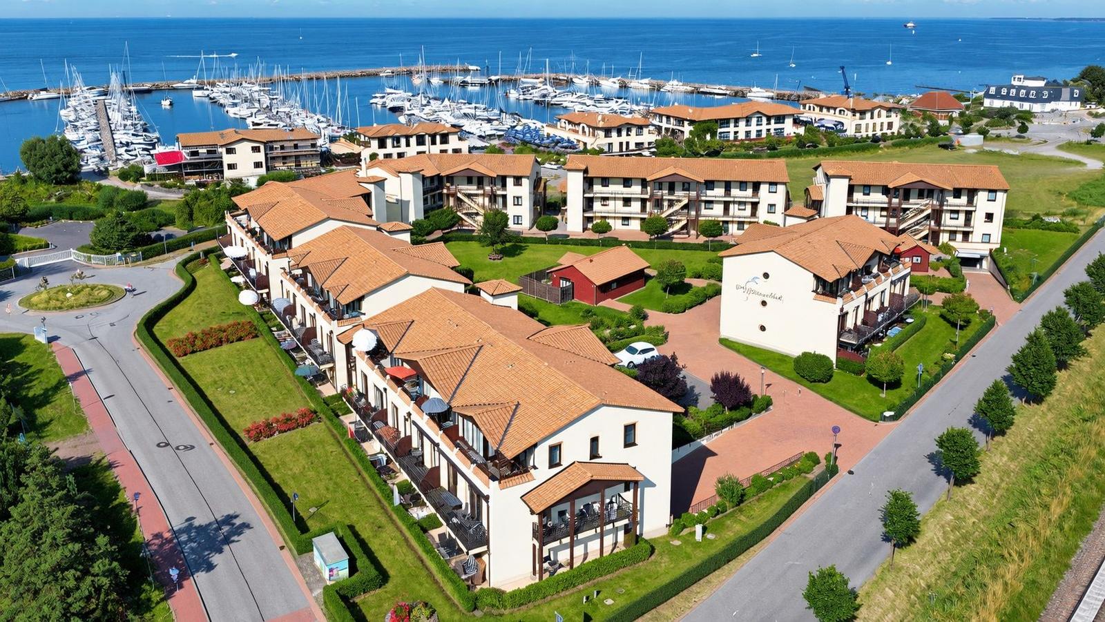 Hochwertige Ferienwohnungen mit Blick auf Hafen und Meer.
