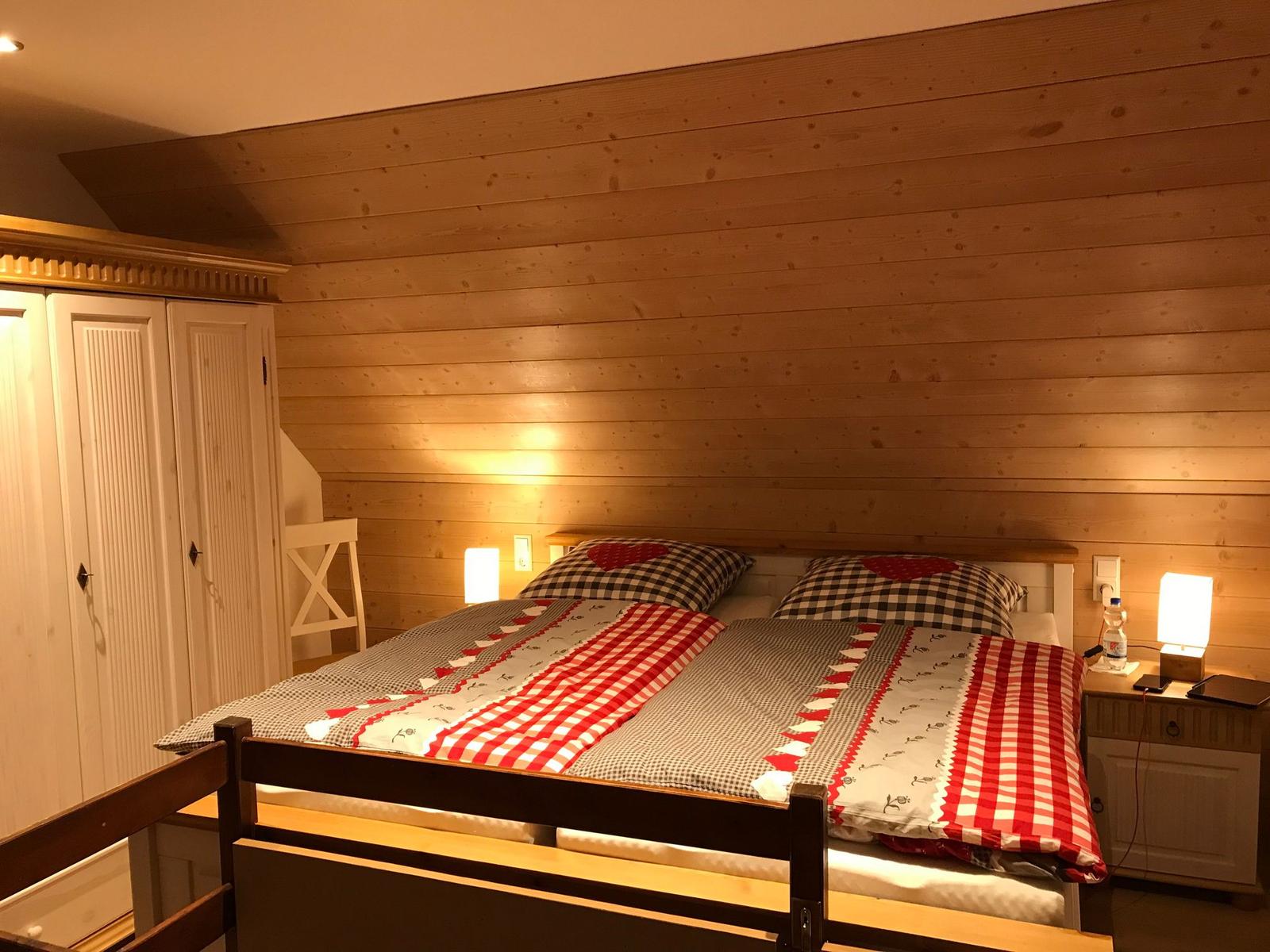 Schlafzimmer mit Doppelbett