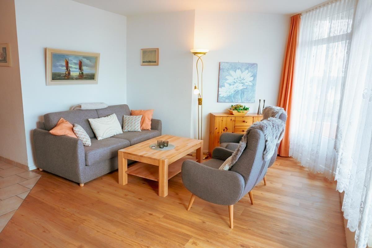 Erleben Sie Entspannung in diesem stilvollen Wohnzimmer mit einladendem Ambiente.