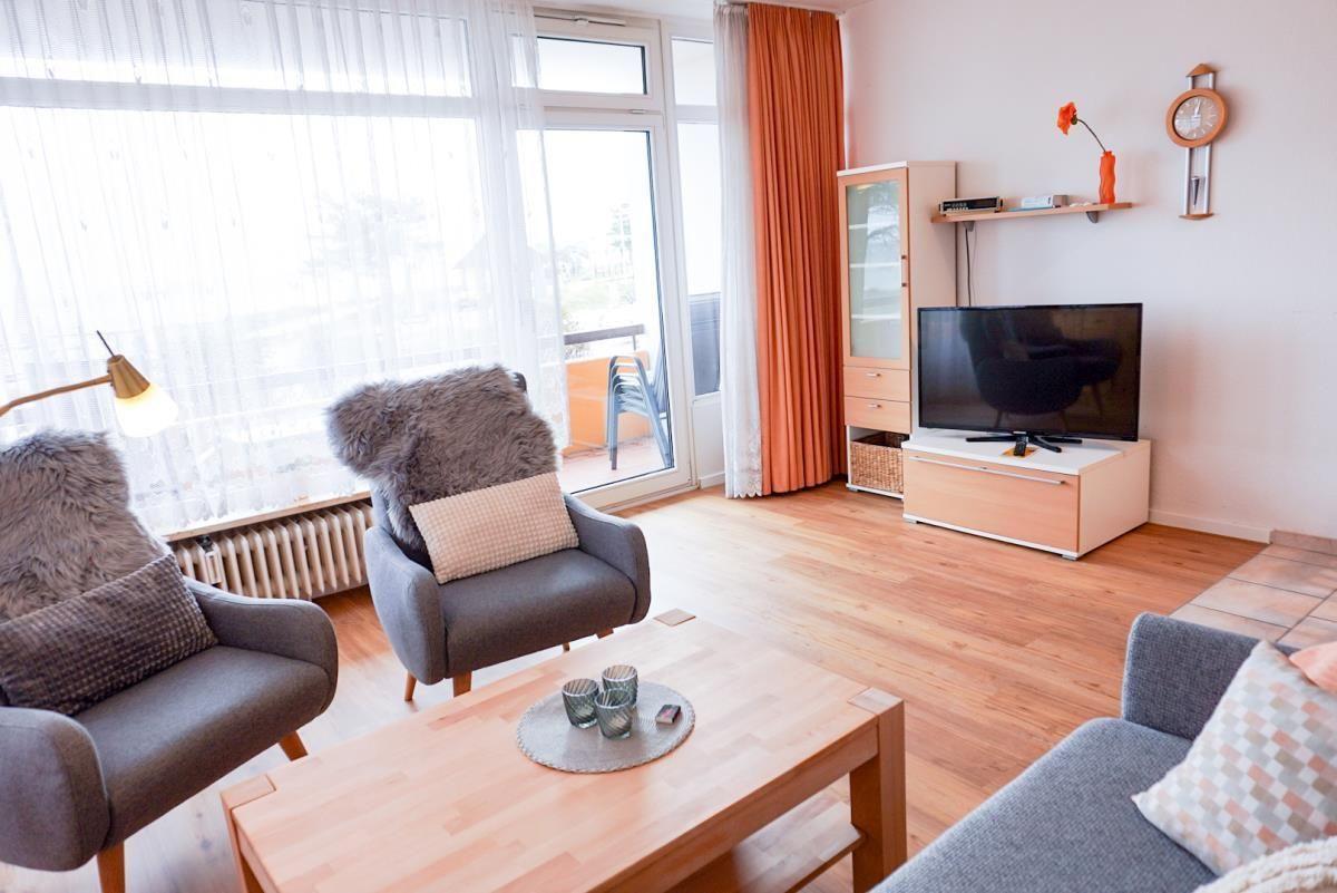 Entspannen Sie im stilvollen Wohnzimmer mit modernem Design.