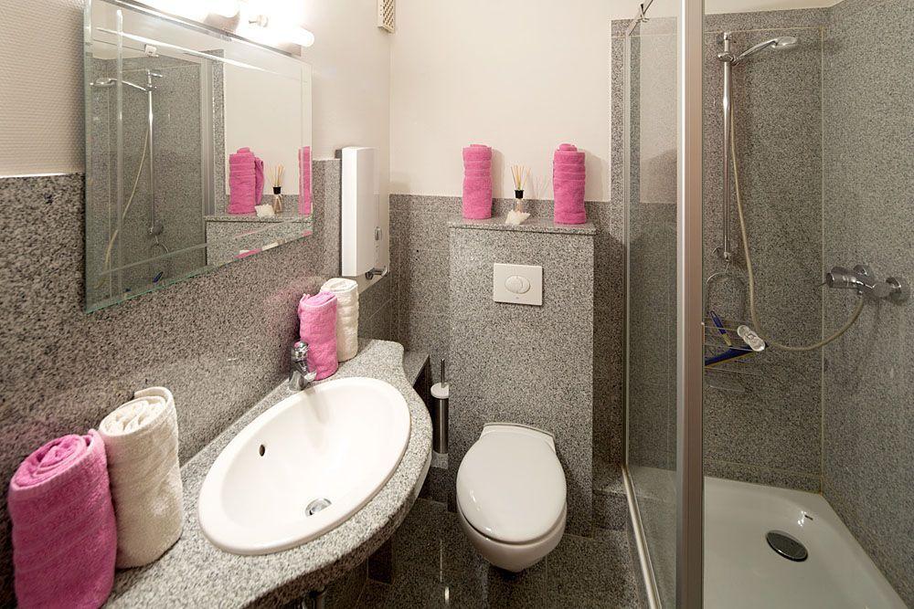 Elegantes Badezimmer – der perfekte Ort für Entspannung und Pflege.