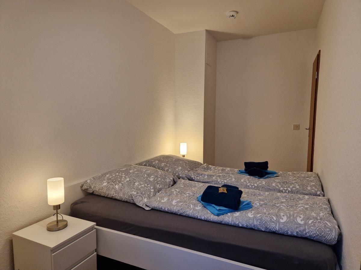Entspannen Sie in diesem einladenden Schlafzimmer mit stilvollem Design.