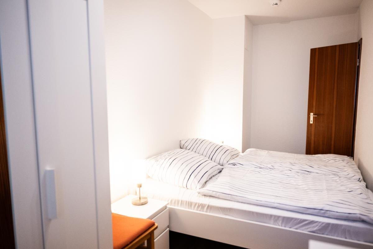 Entspannen Sie in diesem modernen Schlafzimmer mit gemütlichem Doppelbett.