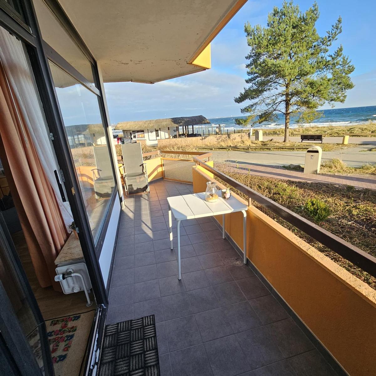 Genießen Sie die Sonne auf der Terrasse mit Blick aufs Wasser!