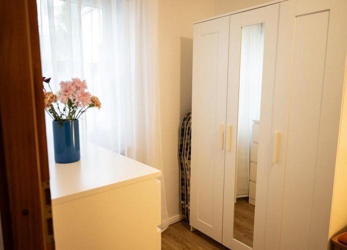 Kleiderschrank und Kommode