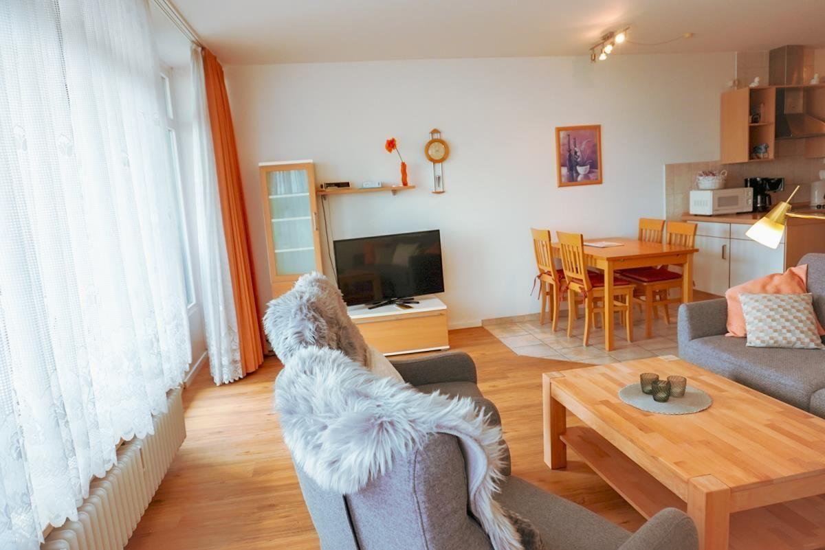 Entspannen Sie im stilvollen Wohnzimmer mit bequemem Sofa!
