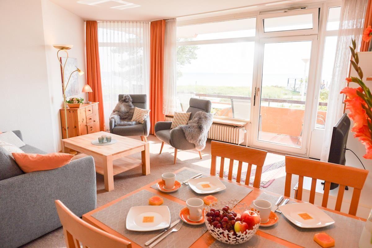 Genießen Sie den Komfort in diesem stilvollen Wohnzimmer mit Blick auf die Terrasse.
