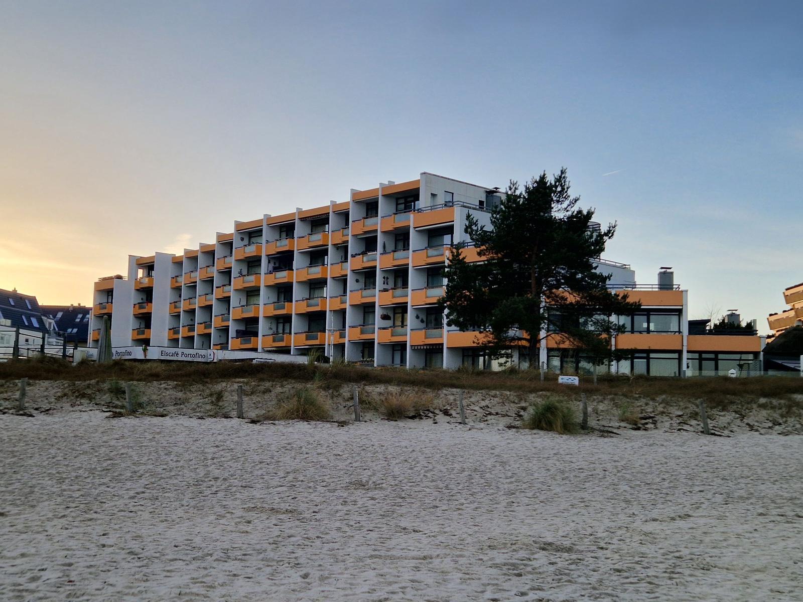 Außenansicht eines modernen Gebäudes am Strand