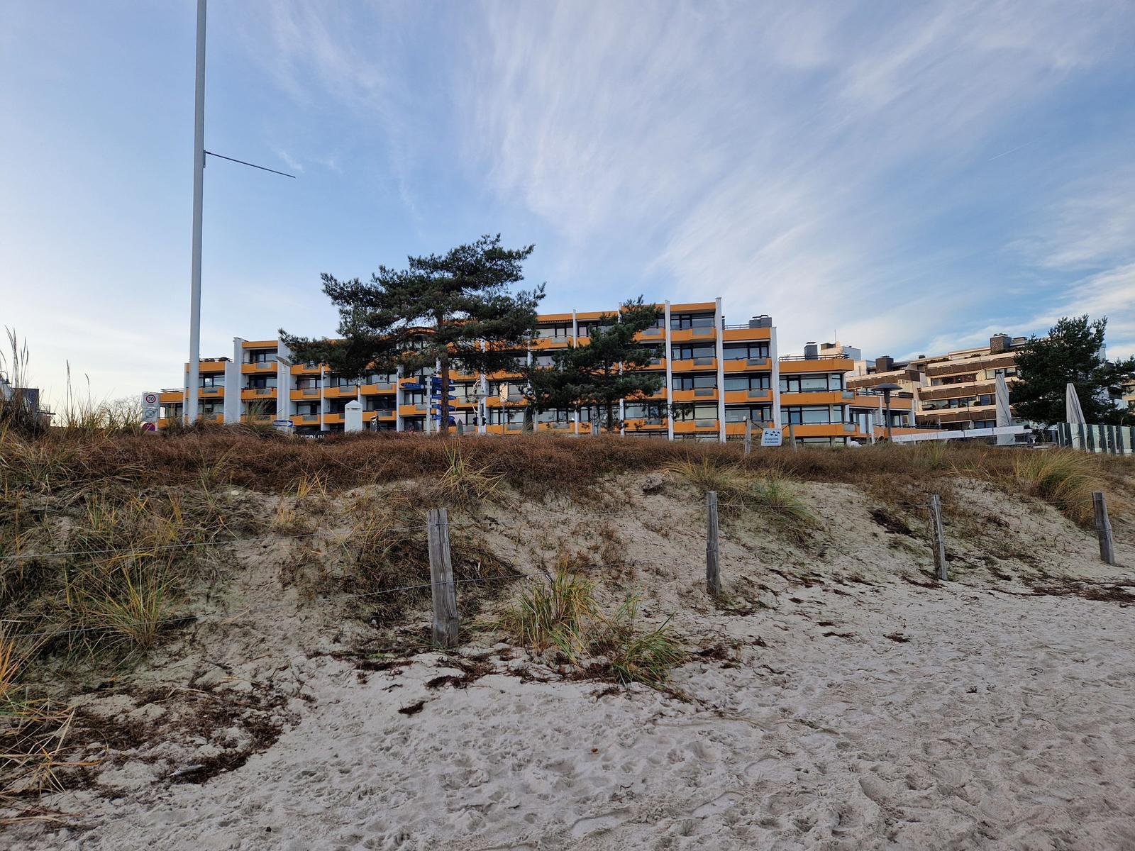 Außenansicht eines Mehrfamilienhauses am Strand