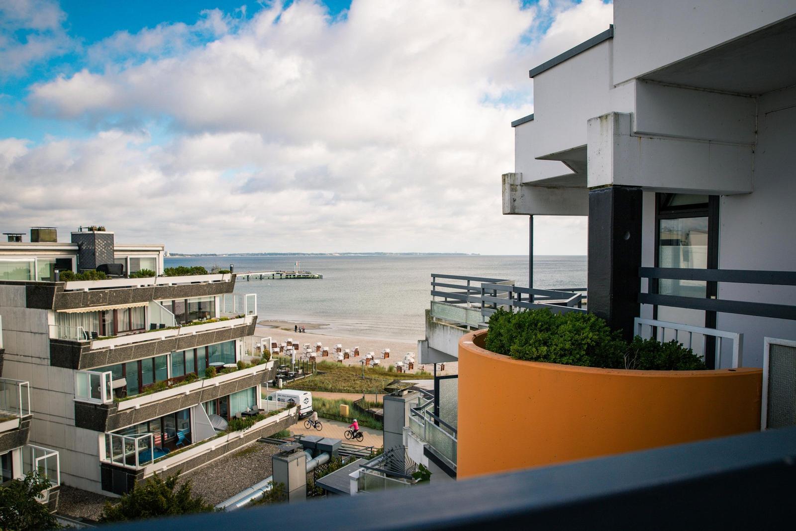 Balkon mit Blick auf das Meer und die Umgebung