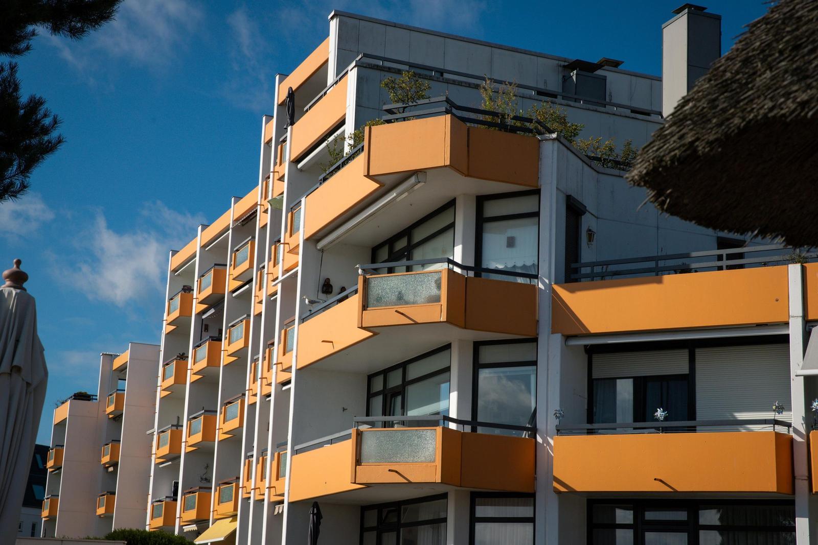 Modernes Gebäude mit orangefarbenen Balkonen