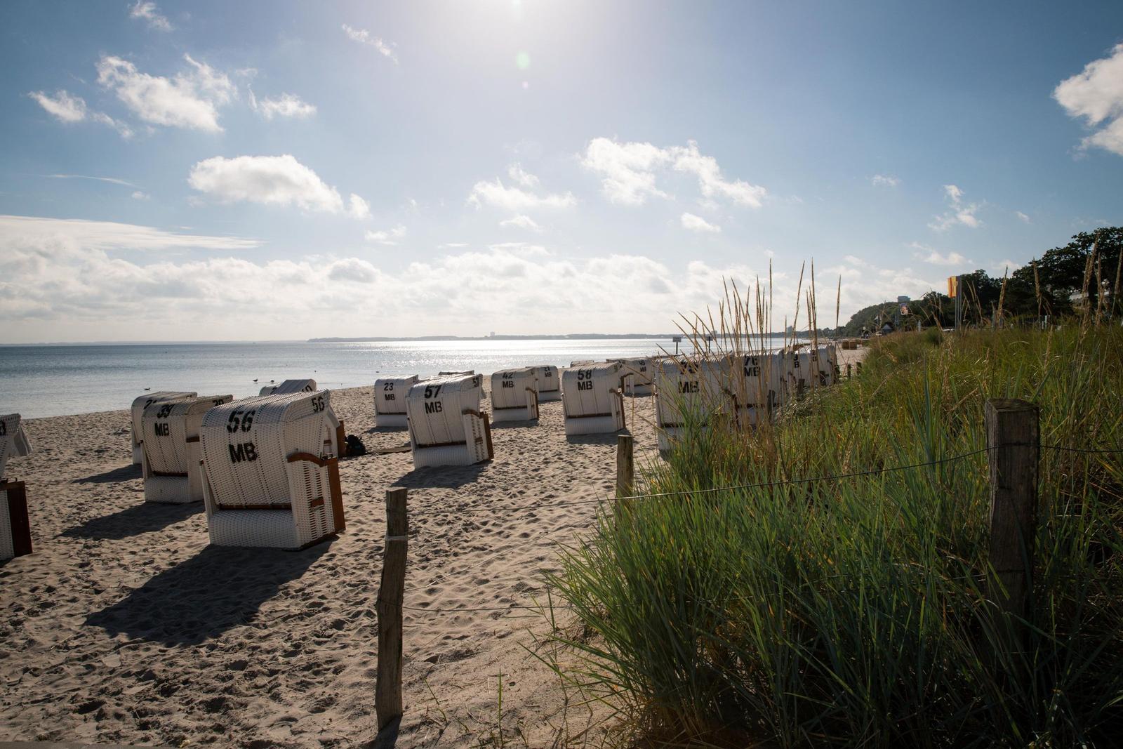 Strandansicht mit Liegestühlen