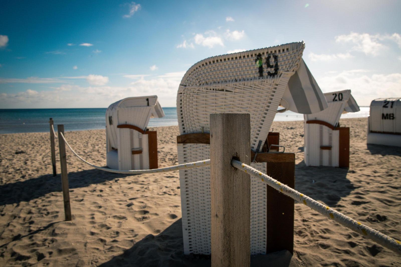 Strand mit Strandkörben und feinem Sand