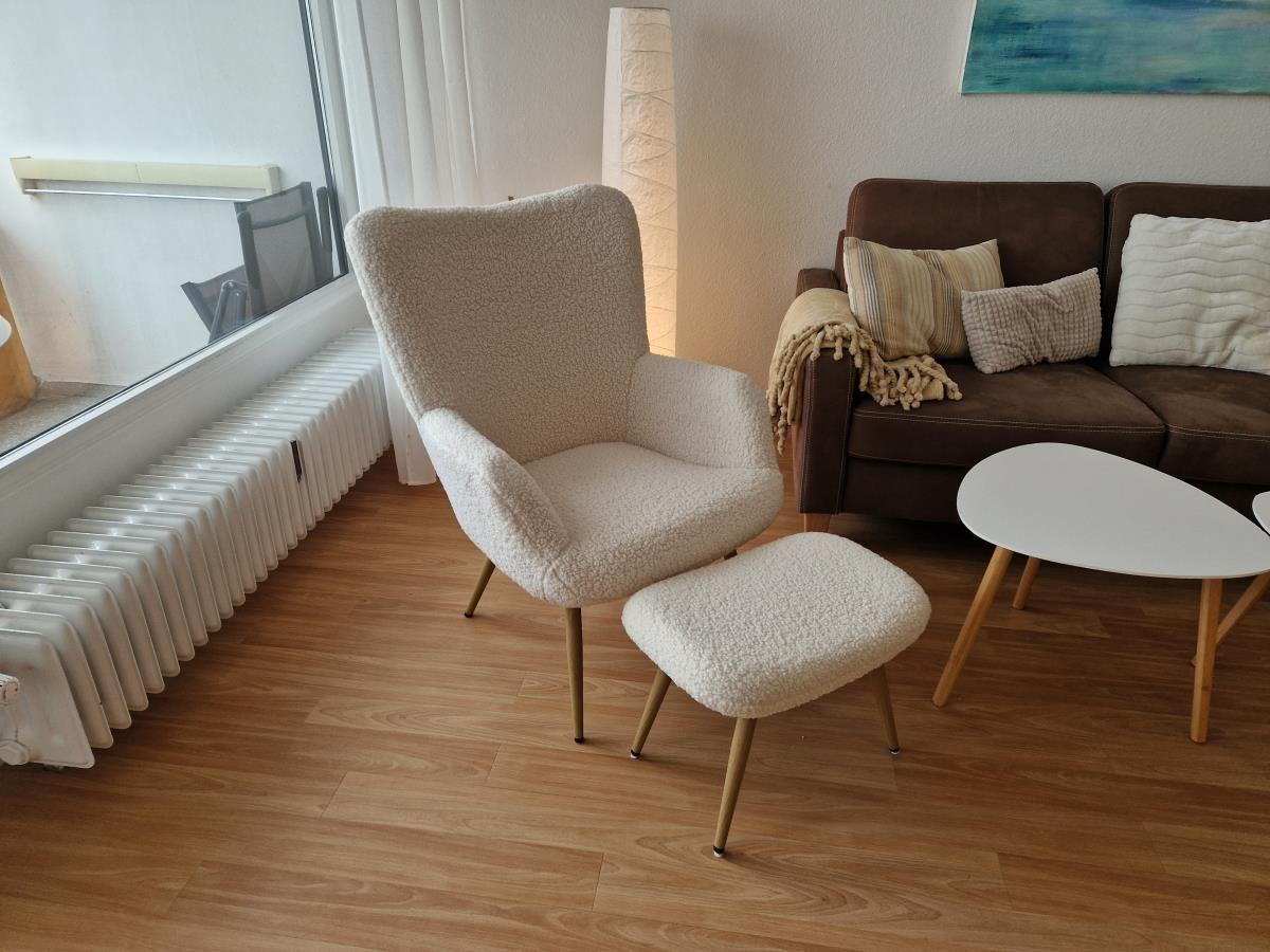 Entspannen Sie in dieser stilvollen Sitzecke mit modernem Design.