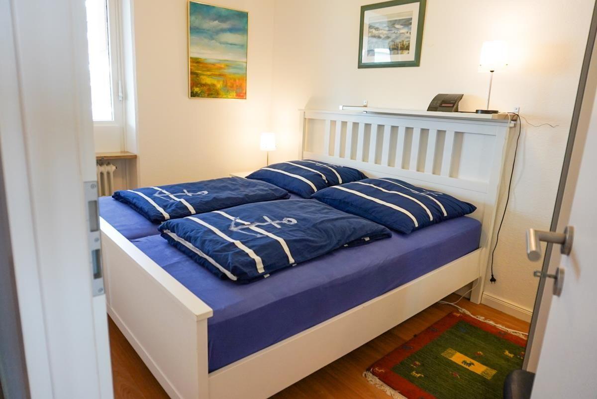 Gemütliches Schlafzimmer mit stilvollem Design für erholsame Nächte.