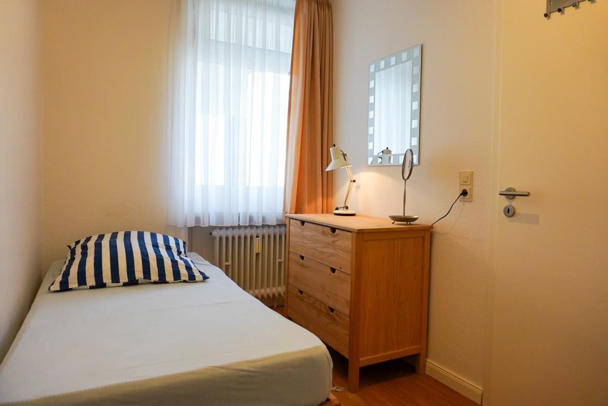 Gemütliches Schlafzimmer mit natürlichem Licht und stilvoller Einrichtung.