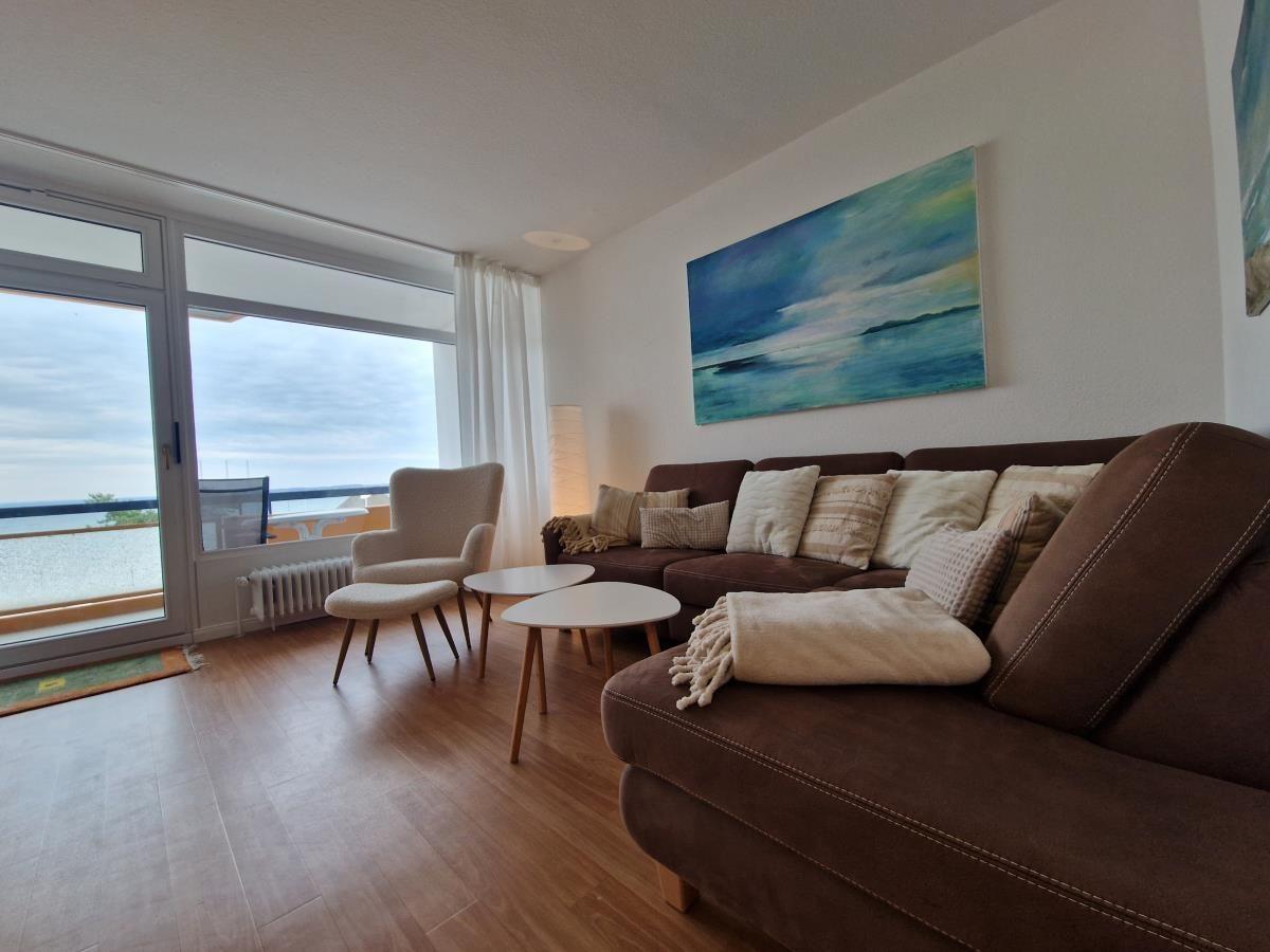Entspannen Sie im stilvollen Wohnzimmer mit herrlichem Ausblick!
