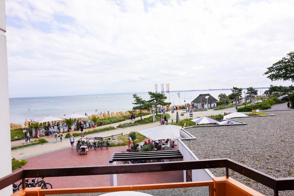 Genießen Sie den atemberaubenden Blick von dieser Terrasse auf den Strand.