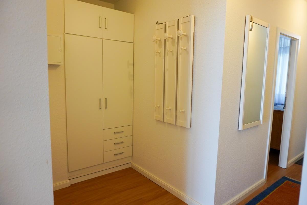 Einladender Flur mit modernem Einbauschrank und stylischem Spiegel.