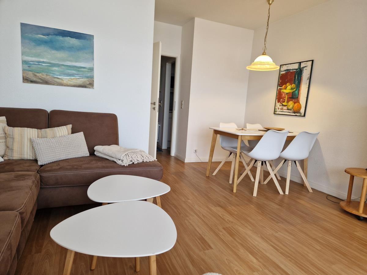 Entspannen Sie im stilvollen Wohnzimmer mit hellen Möbeln.