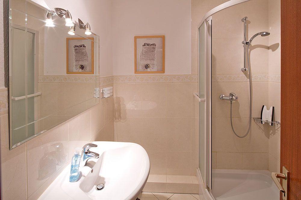 Modernes Badezimmer mit eleganter Dusche für entspannende Erlebnisse.