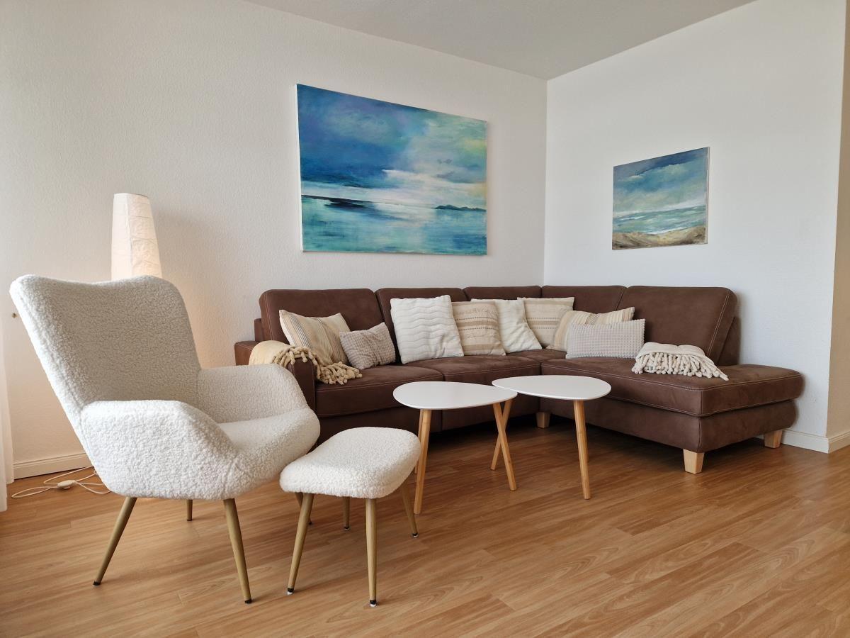Helles und modernes Wohnzimmer für entspannte Stunden.