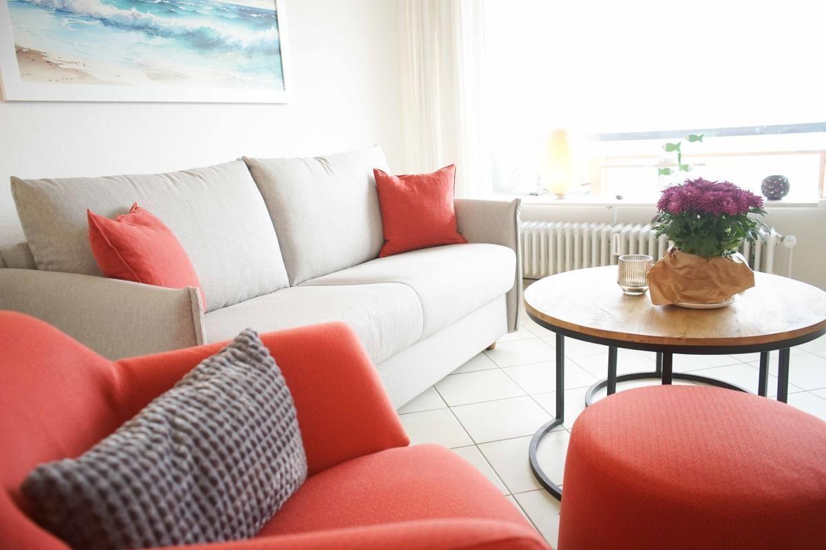 Gemütliches Wohnzimmer mit Sofa und Tisch
