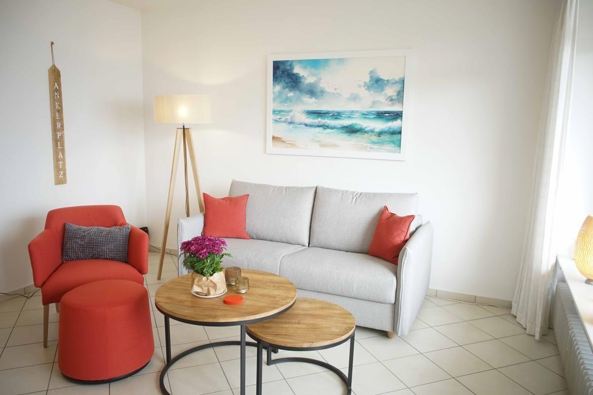 Gemütliches Wohnzimmer mit Sofa und Stühlen