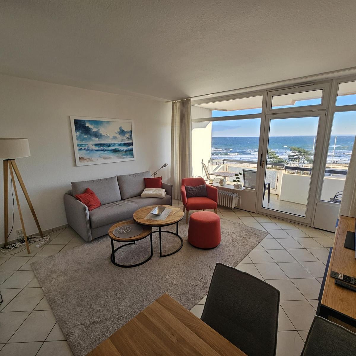 Ein Wohnzimmer mit Sofas und Blick auf das Meer.