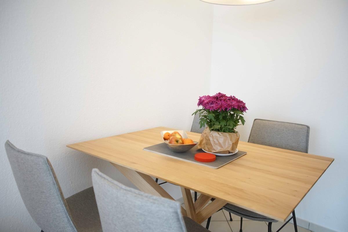 Küchenansicht mit Esstisch und Blumen