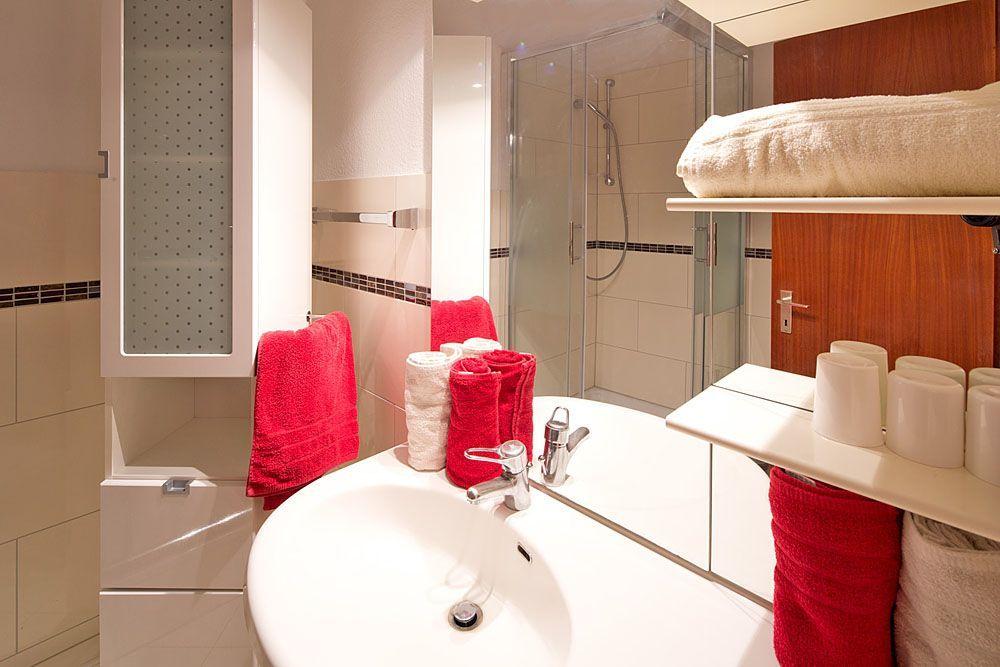 Modernes Badezimmer mit Dusche und Waschbecken