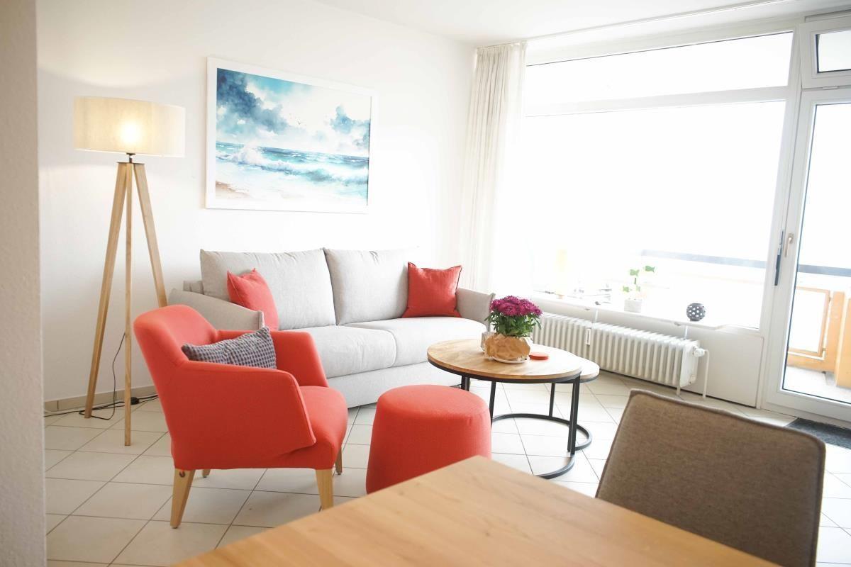 Modernes Wohnzimmer mit Sofa und Tisch.