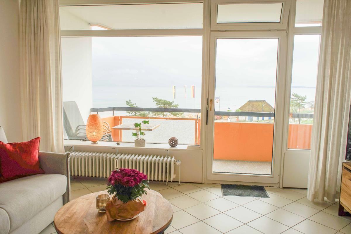 Wohnzimmer mit Balkonblick auf das Meer