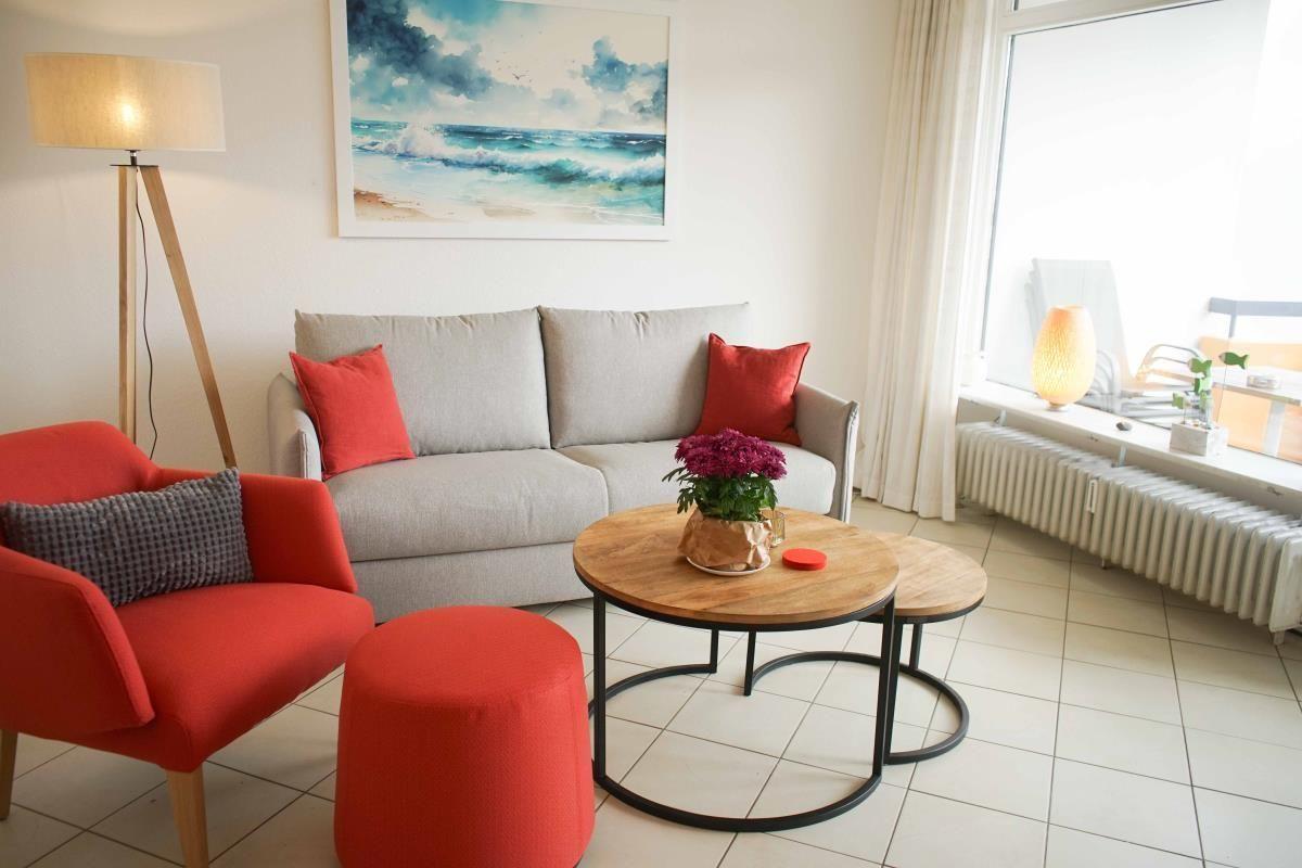 Gemütliches Wohnzimmer mit Sofa und Tisch